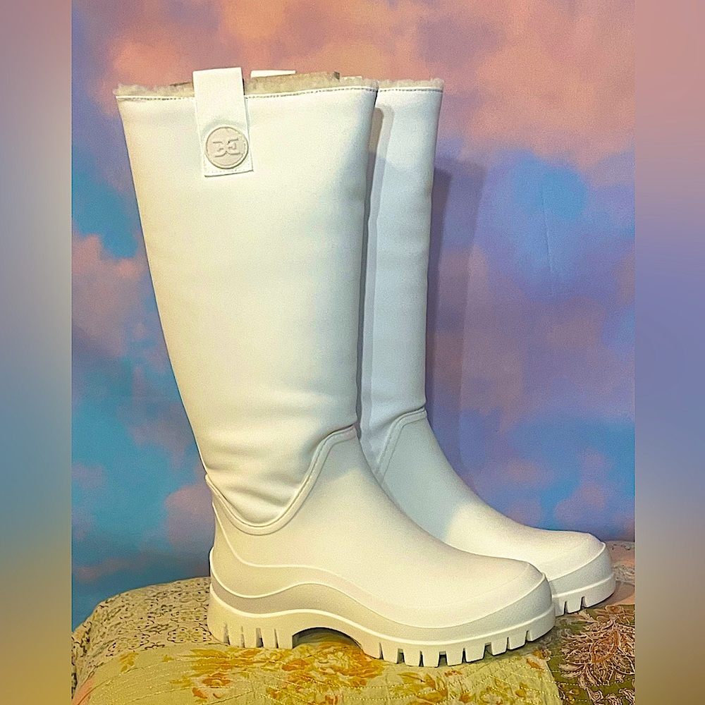 Adorable Women’s White Lug Sole/Fur lined Rain Boots (Sz 7) New w/box